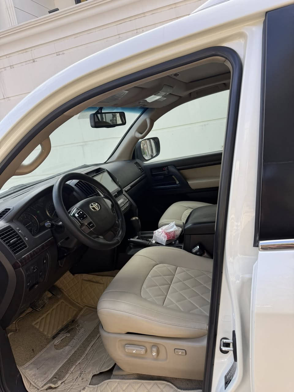 السلام عليكم لاندكروز موديل 2011 ستينيه كفاله عامة السعر 325 مكان النجف رقم ***********
