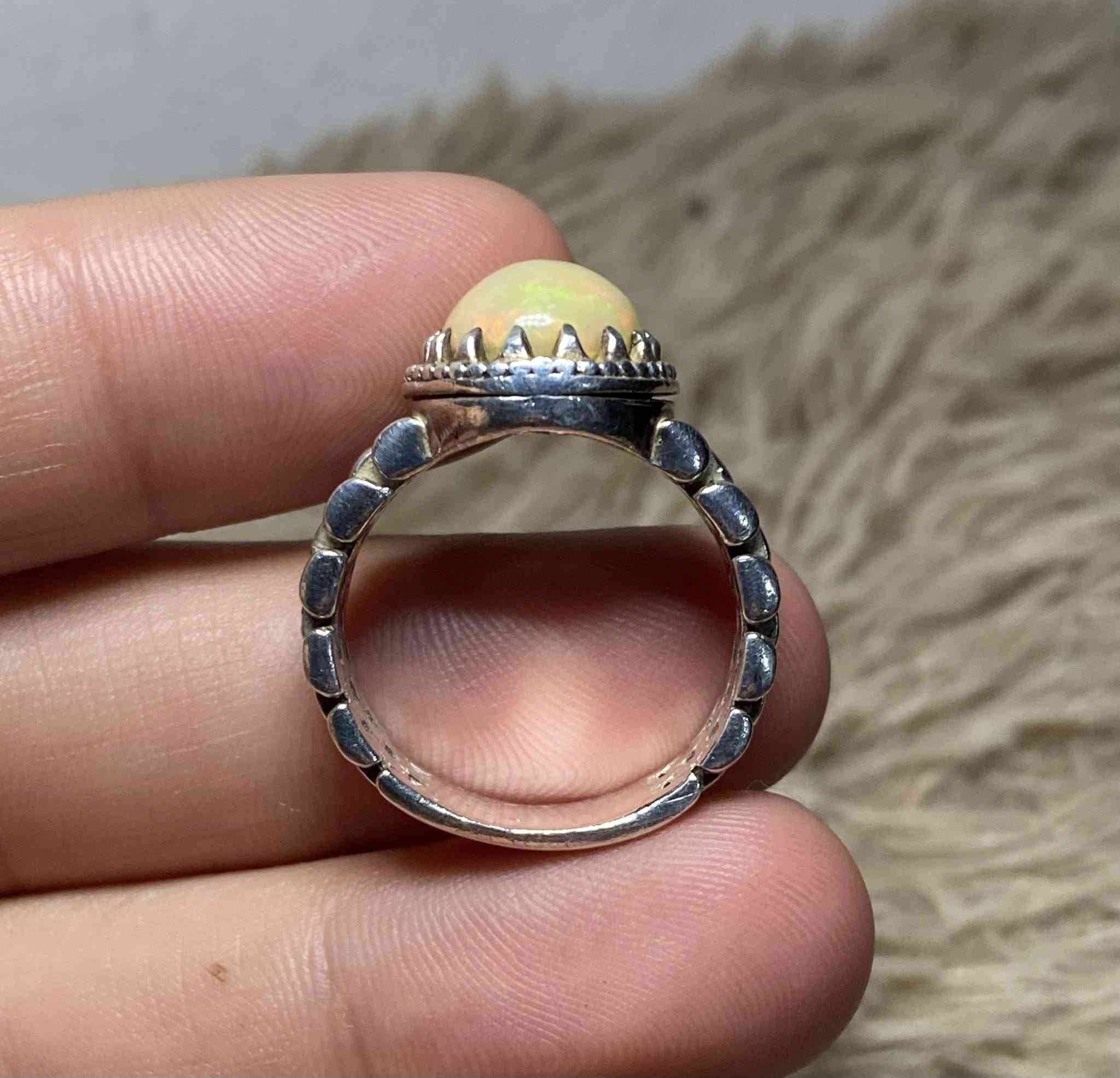 السلام عليكم خاتم اوبال ابيض اثيوبي طبيعي قياس الخاتم (23) للبيع فقط ***********
