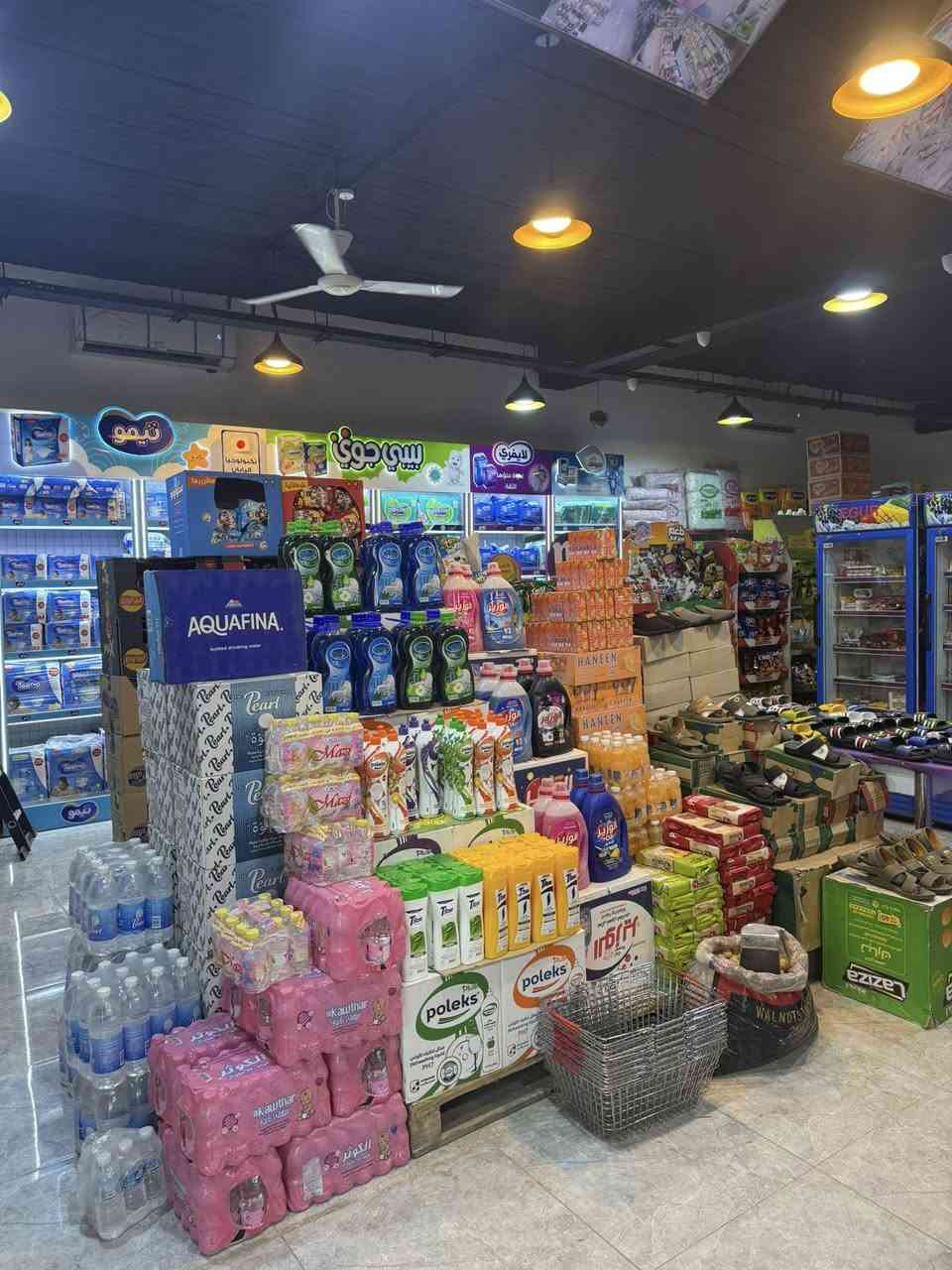 سلام عليكم 
مول للبيع مساحه 200 متر طابقين والثالث مسقف مخزن 

بيه مولده 100 كيفي كااتم خاصه بيه 

المول موثث بلكامل. اوقديم معروف 

الطابق الاول غذاىيه متكامل كلشي متوفر بيه يعتبر سنتر 

الطابق الثاني 
منزليه كوزمتك هديا. العااب احذيه. ملابس داخليه كلشي متوفر. 

عنوانه. النجف حي الميلاد سايدين ميلاد فااو 

سعره 110 مليون اليعجبه يتصل ***********
