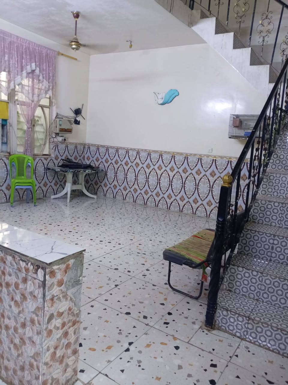 سلام عليكم بيت لبيع مساحه 150طابو زراعي حي طارق شارع لقديم قرب معمل لغاز يحتوي غرفتين نوم صاله ستقبال وملحقاته مع كافت لخدمات ***********
