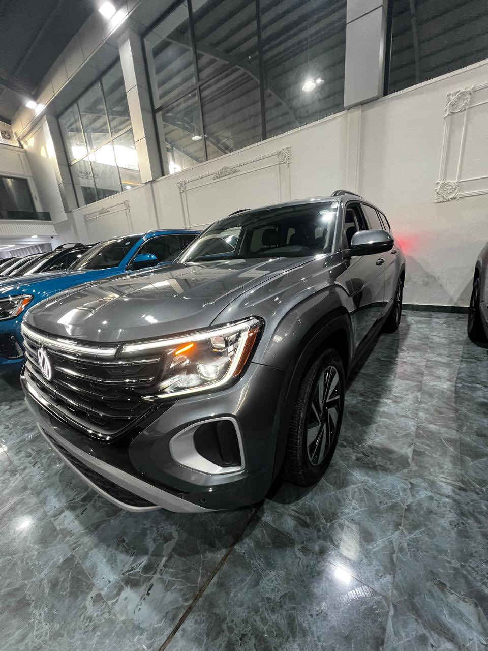 للبيع فولكسفاغن أطلس كروس سبورت فئة SE
موديل 2025  
رقم الشاصي: 1V2WR2CA4SC509041  

المواصفات:  
• فئة SE  
• SUV بنزين  
• محرك 4 سلندر تربو 2.0 لتر، 269 حصان  
• نظام دفع رباعي (AWD)  
• عدّاد: 17 ألف مايل  
• شاشة 12 بوصة وسطية، شحن لاسلكي، نظام IQ.DRIVE للأمان  
• مقاعد جلد صناعي V‑Tex، مدفّأة وتهوّية  
• تكييف ثنائي المناطق  
• دخول وتشغيل بدون مفتاح  

الحالة والملاحظات:  
• صبغ الجاملخ الأيسر  
• صبغ بس ربح بونيد  
• سيارة دخول جديد  
• موقع السيارة: دهوك، رقم كاتي  
• تگدر تترقم شمالي  

السعر: 280$  
وبها مجال  

📞 للاستفسار: *********** -  ***********
