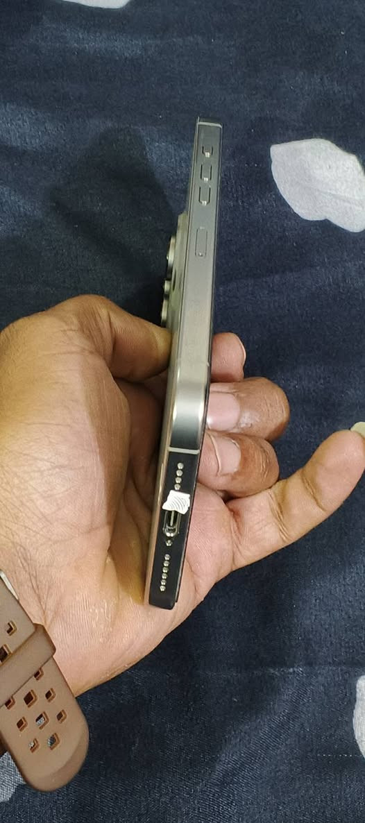 سلام عليكم *********** ايفون 16برو ماكس بطاريه 99 بالكارتون جديد جديد مستعمل 20 يوم سعر مليون 300 مجال شي بصيط
