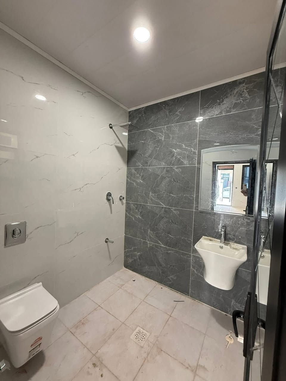 � فرصة ذهبية 
 #للبيع  بيت    في قلب  #السيدية 🔥
📍الموقع البيت : مربع جامع شاكر عبود               

#لمعرفة #السعر #الرقم ( 1 ) #سأتي #السعر #مباشره

🏡 تفاصيل العقار:

 • المساحة: 90 م²
 • الواجهة: 7.5 م
 • النزال: 12 م

✨ التقسيم الداخلي:
الطابق الأول: صالة   + مطبخ + حمام + غرفة نوم 
الطابق الثاني: 3 غرفة نوم  +حمام  
الطابق الثالث: بيتونه            

📞 للتواصل: *********** (اتصال أو واتساب)
***********
#العقاري عمر محمد
