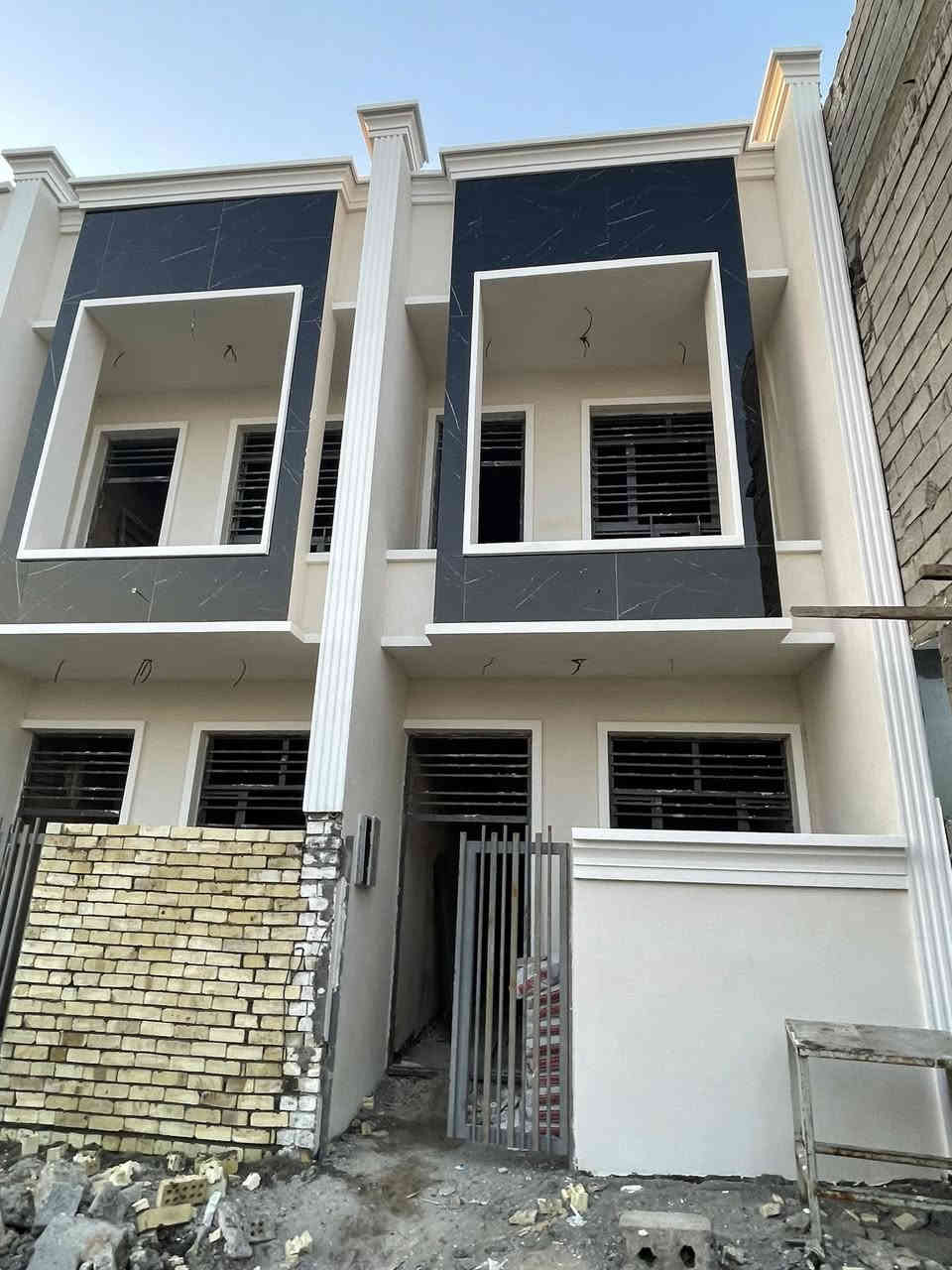 السلام عليكم دار للبيع مساحه 60متر بسعر٧٥ وبي مجال 
قيد الانشاء تستلم مفتاح 
تفاصيل الدار بناء طابوك سبالت دفن في السطح 

الطابق الارضي يحتوي ع صاله وحولي ومطبخ كبير 
وحمام ومنور الصاله 5في4

الطابق الثاني يحتوي ع حولي وغرف عدد2 واسعات 

الغرفه الاولئ  5في4 الغرفه الثانيه 6في4

شغل درجه اولئ تصاريف مياه السطح دفن 

للاستفسار اتصل وبيك خير ودلل يتوفر واتساب 

***********
