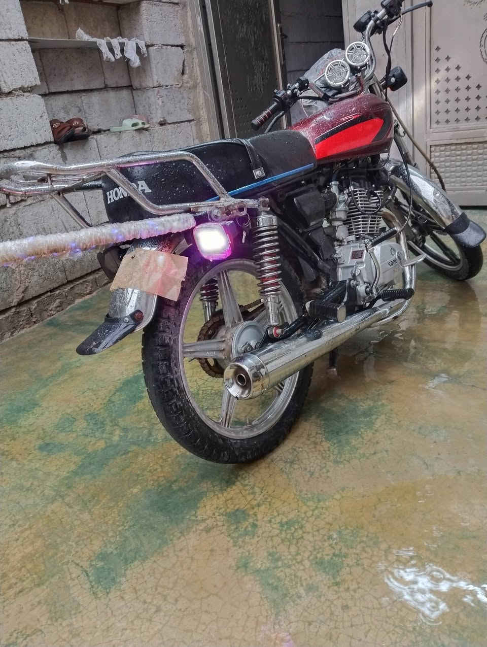 سلام عليكم 
2023
دفعت الكمرك وره فتره ضيعت ال اوراق وما راجعت مرور ومحتاج اريد ابيعهه كهربايات كلهه جديده شغاله بس بكلايت تبدل جاملغ الوره وشد بكلايت ابريكات خلفي ومامي محرك مفتوح بس خير من الله انكر سلف وطلع وين متريد سعر 400وبي مجال شويه رقم الهاتف ***********
***********
