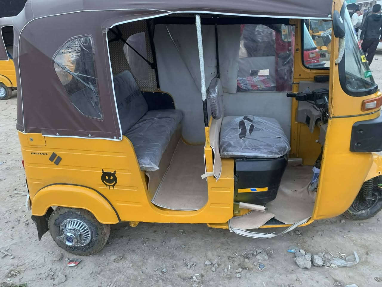 السلام عليكم تكتك 19 مرقم سنويه ولوحات نكليزي التكتك خير من الله التكتك بلاديه عده الغد الأيمن بي معجون المكينه  خير من الله لا تنقيص والا تبخير الكهربائيات كله شغاله التكتك ماناقصها ايي شي 
ديالى خان بني سعد 
***********
السعر 5و800وبيها مجال قيل 
خوان شرط التحويل
