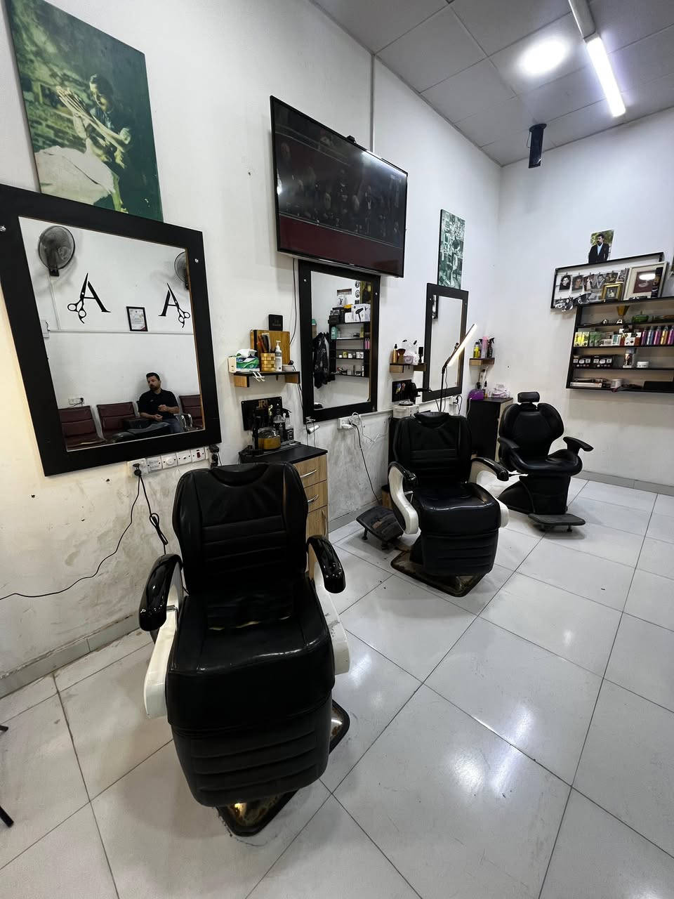 للراغبين بتجهيز محل حلاقة بأفضل سعر وأقل جهد، ديكور نظيف ومرتب للبيع، يحتوي على:
• 3 مرايا بتصميم عصري.
• 3 كراسي حلاقة مريحة.
• مغسلة متكاملة.
• رف كبير (ستاند) لتنظيم العطور والمعدات.
• 2 مصطبة (كراسي انتظار) للزبائن.
💰 السعر النهائي: مليون دينار فقط.
📍 الموقع: [شط العرب التنومه كردلان شارع الشهداء ]
📞 للتواصل والاستفسار: [***********]
