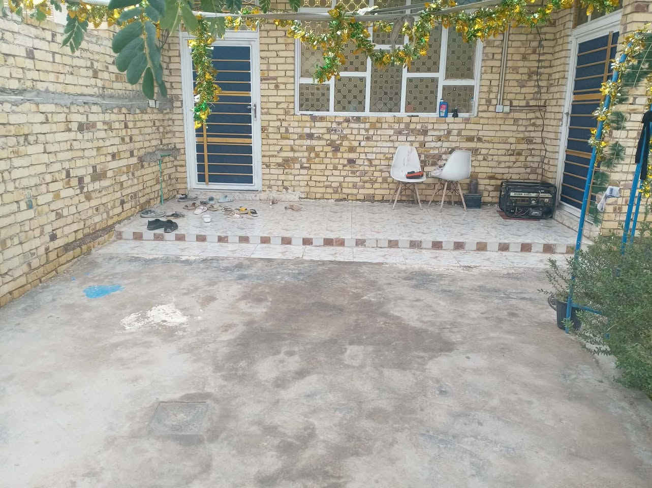 السلام عليكم بيت للبيع مساحه 225 ركن ع شارعين مقابيل بيت براهيم ثجيل القديم البيت يحتوي ع غرفتين وصاله ستقبال مطبخ صحيات خارجيه وداخليه كراج وحديقه للاستفسار رقم التليفون ***********
