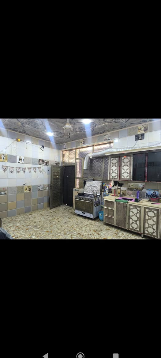 السلام عليكم بيت للرهن مساحه 200متر مجمع بيتي الثاني كفه شارع العام قرب مول زهره الغدير تو يحتوي على غرفتين وصاله ومطبخ واستقبال وحمامات داخليه وخارجيه وطارمه كبيره طابق واحد مده الرهن سنه قابله للتجديد سعر المطلوب 35مليون ***********
