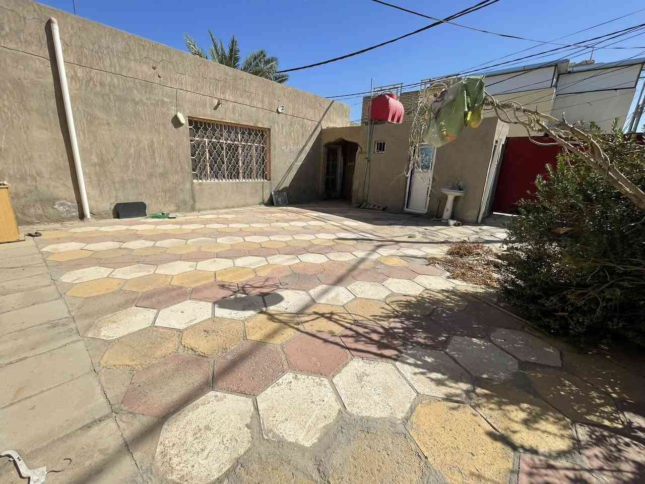 السلام عليكم... من بعد اذن الادمن المحترم…
عقار للبيع أو للرهان  مساحة البيت 260 متر ركن.
حي ميسان منطقة ال22.
الدار يتكون من 3 غرف ومطبخ وصاله وبراني.
وصحيات داخليه وخارجيه وساحة بيت كبيره.
البيت يحتاج ترتيب.
للاستفسار اكثر ***********.
