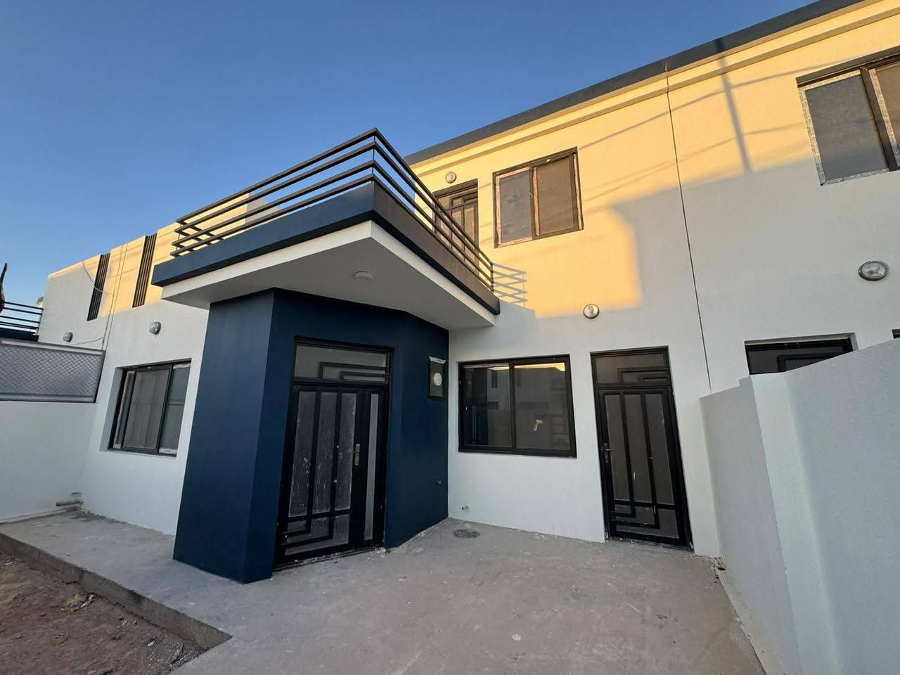 دار للبيع مجمع نخيل مرحله ثانيه 
جاهز لسكن 
مطلوب للمصرف 115
واصل لشركه 47 
لتطلوعه 22 وبيهه مجال بصيط 
مساحة 200متر طابق ونص
البيت مكون من ٣غرف نوم
استقبال وصاله عدله
مطبخ و٣مجاميع صحيه وگراج وحديقة
تجاري مقابل الأسواق مال المجمع
لستفسار 
***********
