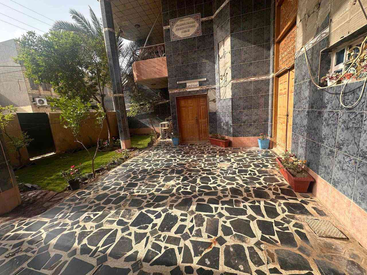 دار للبيع في الحكم المحلي مساحه 330 متر موقع ممتاز خلف مدرسه الهدى مباشره امام جامع الكيلاني ثاني شارع عن الشارع العام يحتوي على صاله كبيره وحولي كبير ومطبخ و صحيات 6 غرف نوم للاستفسار الاتصال على أحد  الارقام      ***********.                    ***********
