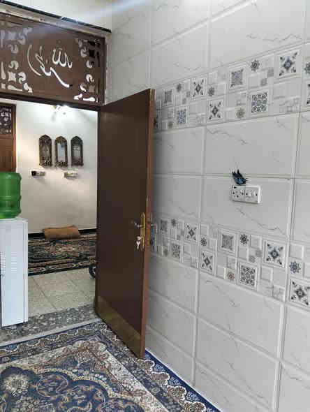 السلام عليكم بيت ٩٠ متر  للبيع طابق واحد مدخلين مدخل مطبخ ومدخل استقبال وصاله وغرفه جبيرة على عرض البيت ومنور وصحيات كامله وفوك بيتونه وسطحين ، العنوان زراعي البلديات منطقة الضباط الثانيه للاستفسار الاتصال على الرقم ***********
