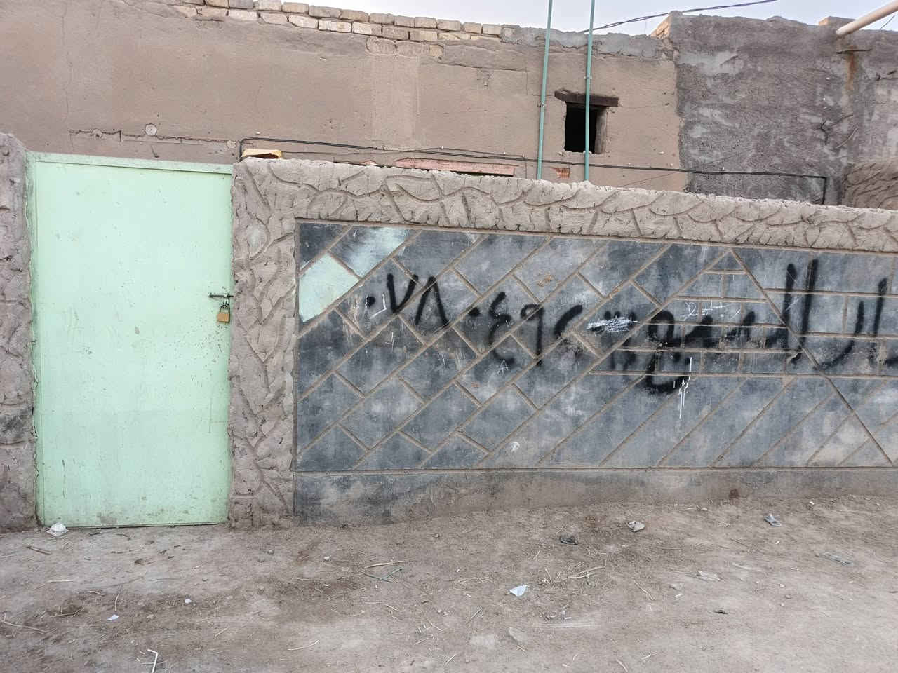 سلام عليكم بيت 🏠 زراعي للبيع مساحه 100 وبي ورصل وره بانزينخانت الحجامي السعر 15 وبي مجال قليل تصل  وتدلل***********مامتواجد عل فيس شارع 10 متار يرادله اشويه ترميم
