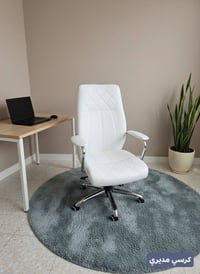 كرسي مديري • جلد أبيض • هيدروليكي