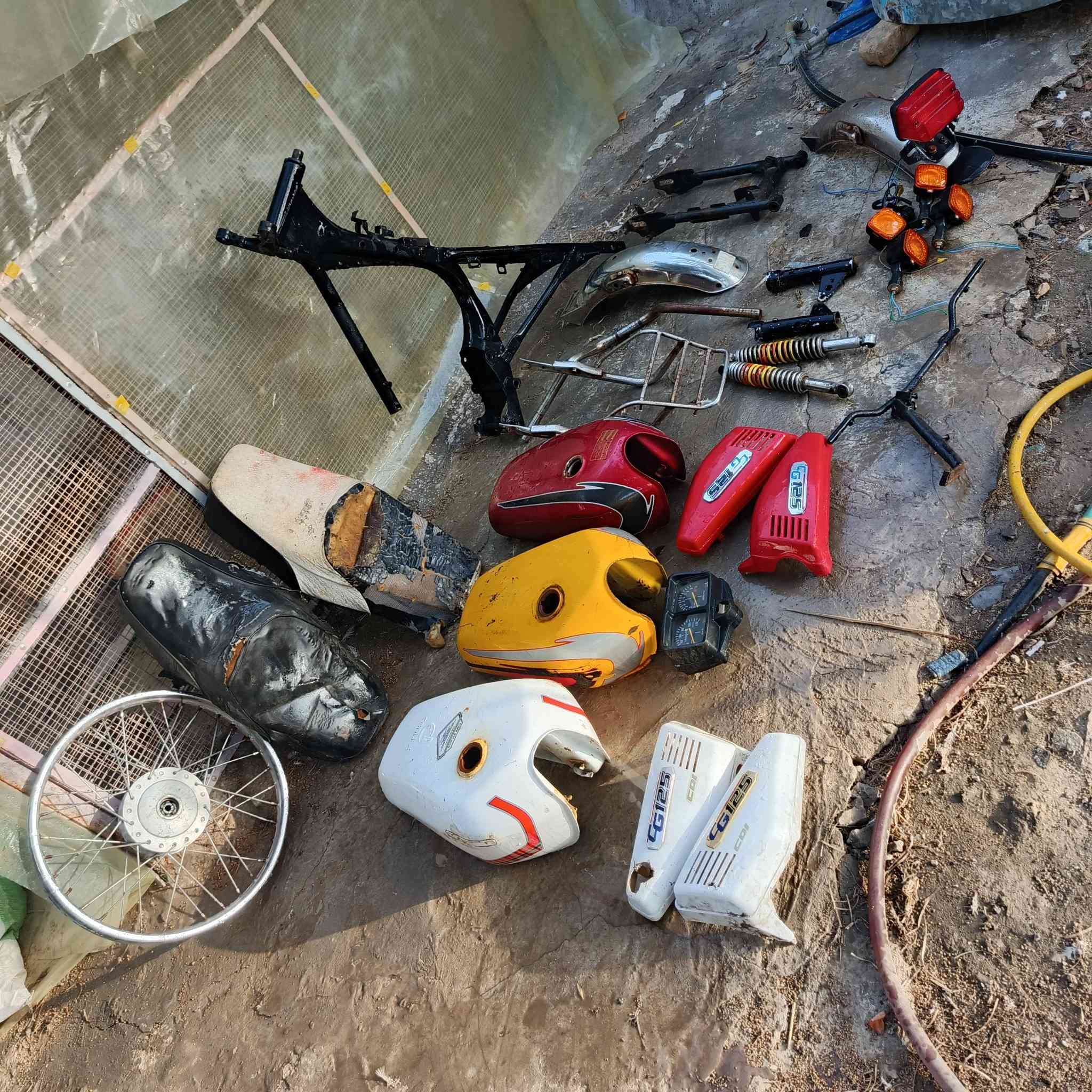 سلام عليكم غراض دراجه كامله للبيع مال اربع كير المكان نجف مشخاب الستفسار هاذه الرقم واتساب بي ‏‪***********‬‏
الشاصي كلك موديل 19 السعر 160وبيهن م ال الغراض كله معه الشاصي
