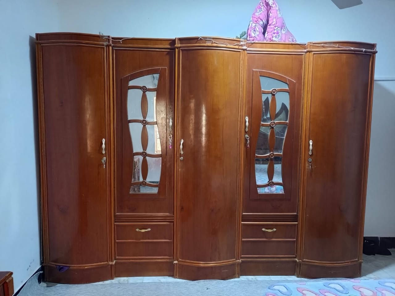 السلام عليكم غرفه للبيع مستخدمه تسكام الاصلي السعر 750 العنوان الديوانية رقم الموبايل ***********
