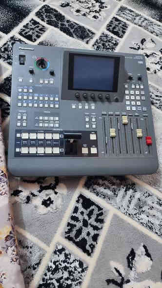 الجهاز الموضح في الصورة هو خلاط ومحول صوت/فيديو رقمي احترافي طراز Panasonic AG-MX70. تم تصميم هذا الجهاز للاستخدام في أنظمة التحرير الرقمية، والاستوديوهات، والفعاليات الحية... مع 3 كامرات ابيع جف تراب اسعر خاص او اتصل.. ***********..
