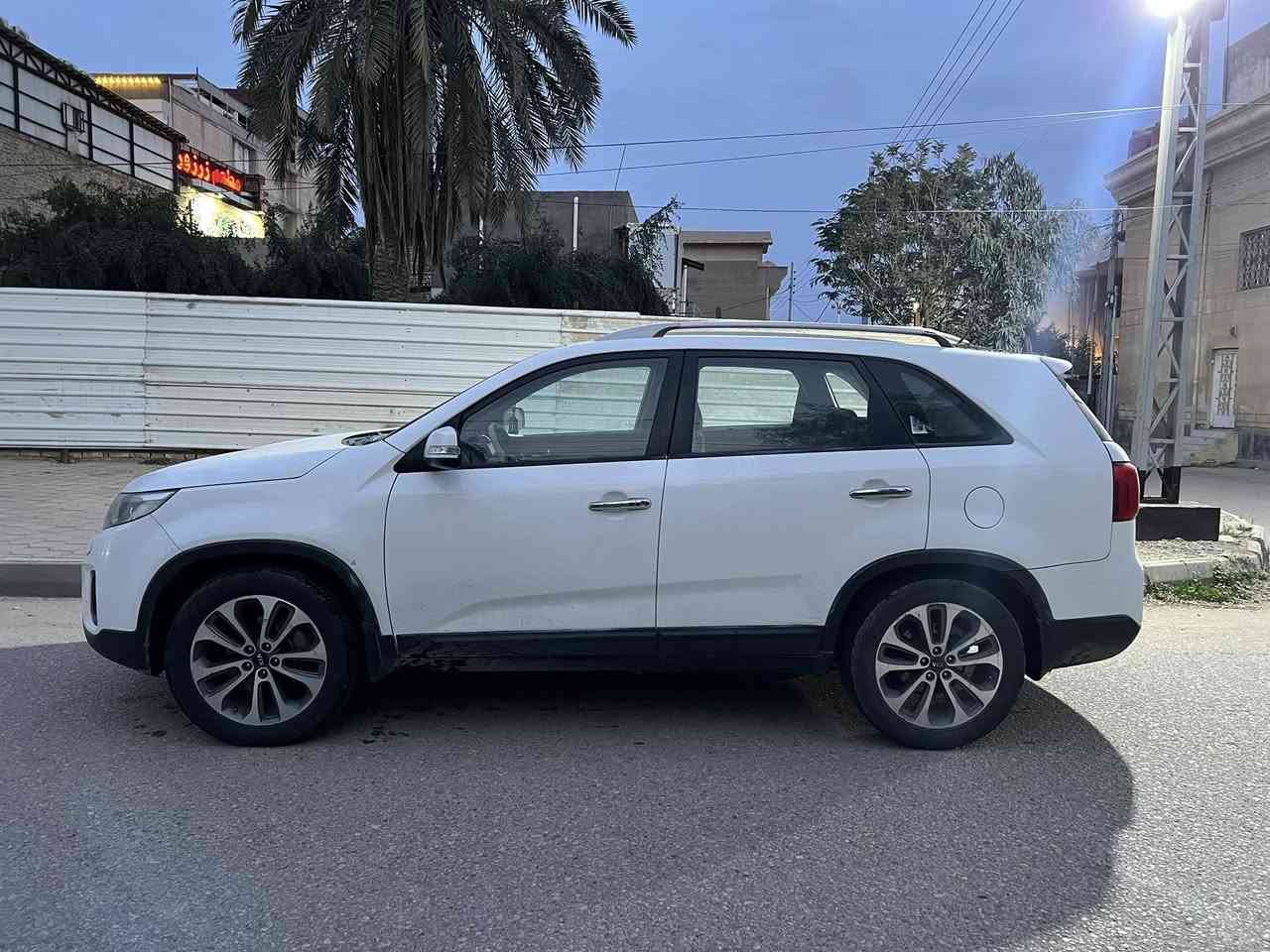 سلام عليكم   : كيا سورنتو موديل 2014 رقم بصرة محرك 6 سلندر بانوراما  بصمة مري شفط
كرسي كهربائي حداديه كاملة ويل كروم
7 راكب تبريد ثلاث قطع حساسات امامي وحلفي
ضرره فقط ضربه خفيفه على اليسار 
السعر 150 
رقمي : ‭٠٧٧٠ ٥٦٠ ٤٣٧٥‬
