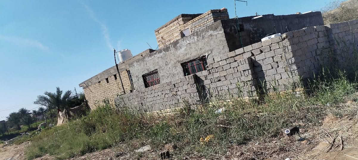 قطعه بمساحه 1400 م سند 25  تحتوي ع دارين والباقي قظعه بمساحه 600 متر  يبعد عن شارع زيد عليه السلام 200 متر وعن شارع العلويه اسماء 150 متر ..كما مبين في الفيديوات  ...
بسبب الوعود الكاذبه… يااخي اذا ماتشتري لا تنافس الناس وتروح 

الاول طابوك...صب كونكريت  ..يجتوي علئ ثلاث غرف  وصاله ومطبخ واستقبال ومجمع صحيات غير ملبوخ 

الثاني بلوك بمساحه ٢٥٠ متر عكاده ملبوخ جص 
يحتوي ع غرفه وصاله واستفبال ومطبخ وصحيات خارجيه  وبيتونه 
فقط يحتاج للبورك   وارضيه بورسلين

السعر 90 وبيه مجال للشراي… ***********
قطعه بمساحه 1400 م سند 25  تحتوي ع دارين والباقي قظعه بمساحه 600 متر  يبعد عن شارع زيد عليه السلام 200 متر وعن شارع العلويه اسماء 150 متر ..كما مبين في الفيديوات  ...
