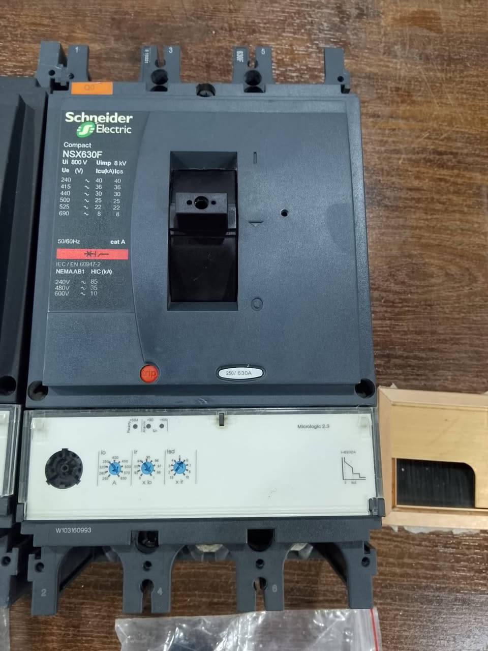 يتوفر جيمع أنواع القواطع والجنجات والكونتكترات وال لوحات الكهربائيه ***********
