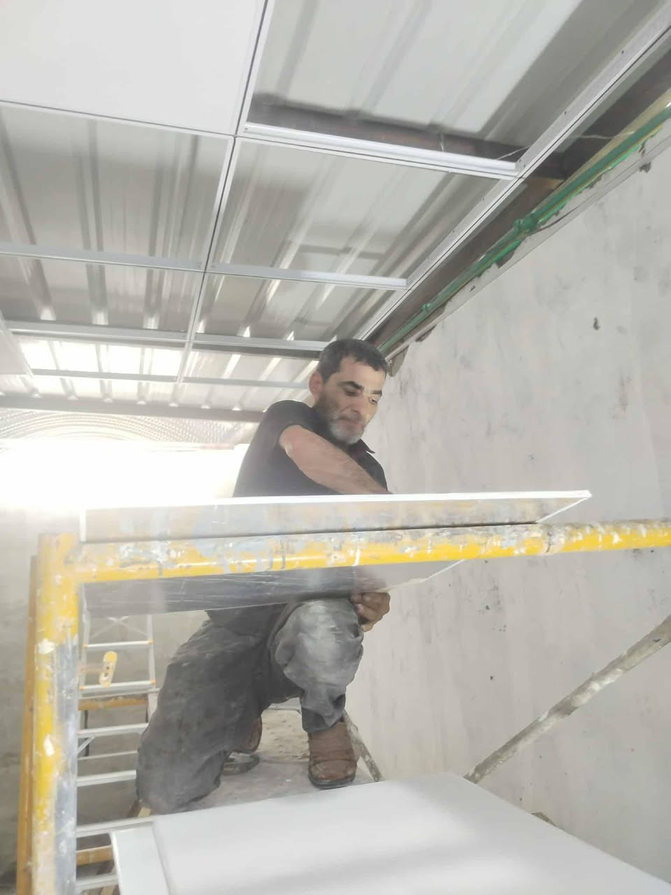 اعمال سقف ثانوي تغليف جدار حسب الطلب تواصل ***********
