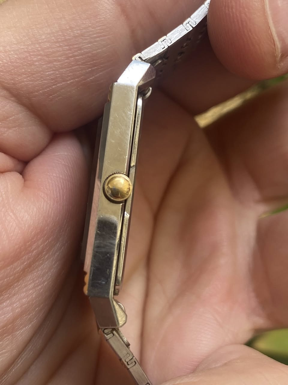 السلام عليكم
اورينت كوارتز 

ياباني اصلي انتاج الثمانينات 

مخزنة بالستيكر 

طلاء ذهب مع ستيل 

قطر ٢٦*٣٦ رسمي 

بلادية بالكامل 

سير واسع 

زجاج مقاوم للخدش

مقاومة للماء 

السعر ٨٥ الف

يوجد توصيل لجميع المحافظات 

***********
