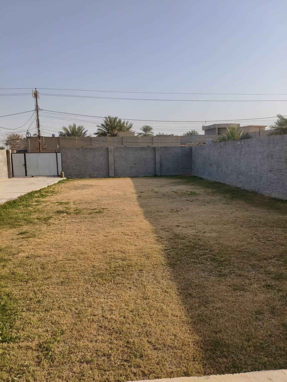 بيت للبيع في الحبانية حي العمال 
مساحة الارض 850 متر طابو ملك صرف 
طابق واحد يحتوي 
2 غرف نوم 6*4
 استقبال 8*4/50
مطبخ حار بارد 6*4
صاله كبيره 
حمامات عدد 2
صحيات خارجيه 
الصطح عازل حراره مع اشتايگر
بيت جديد 
السعر 160 مليون 
الاتصال على الارقام 
***********
***********
