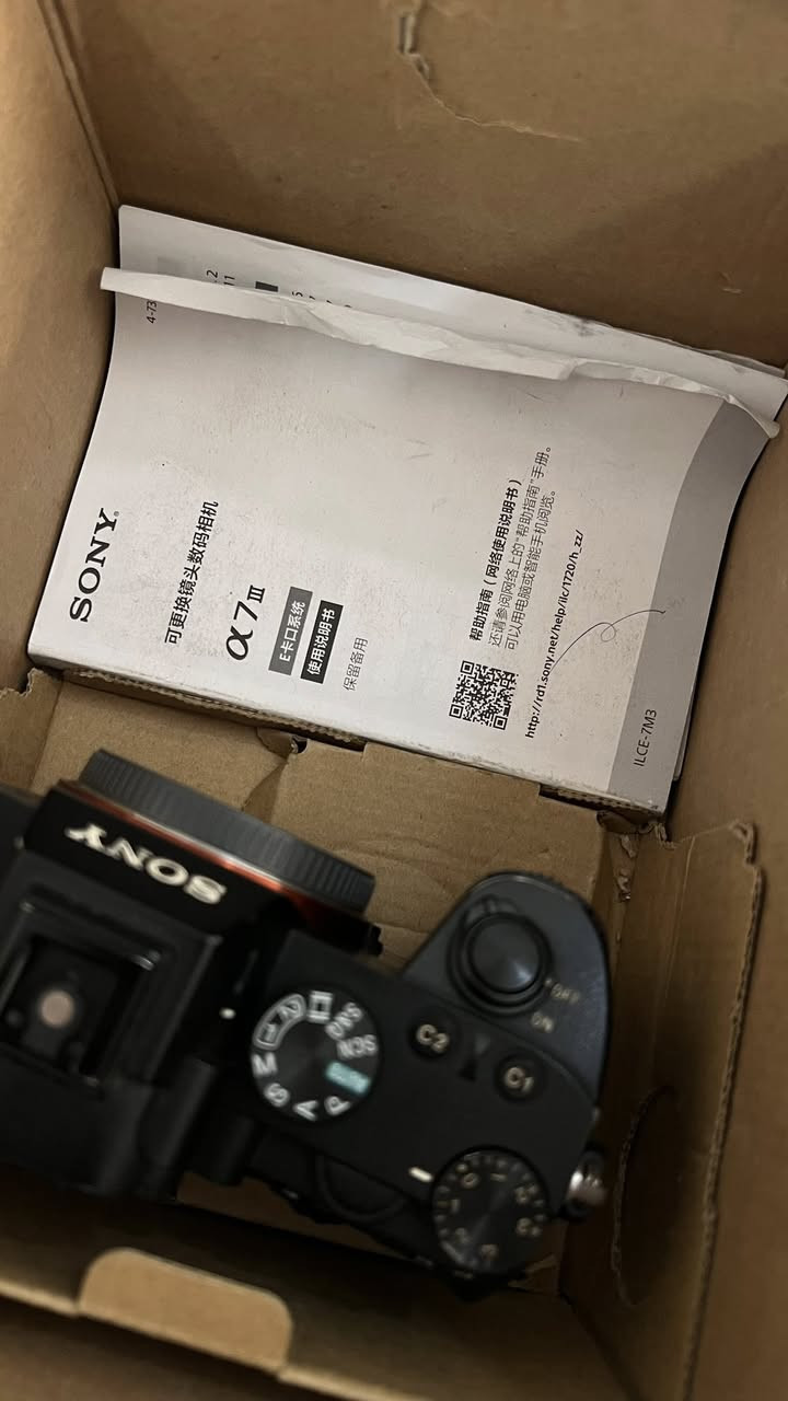 📸 تفاصيل الكاميرا (Body)

 الموديل: Sony Alpha 7 III (Sony A7III / ILCE-7M3) - كاميرا فول فريم (Full-Frame) احترافية غنية عن التعريف.

 الحالة: نظيفة وتعمل بشكل ممتاز، وتظهر الشاشة القابلة للإمالة (Tiltable Screen) بحالة سليمة تماماً في صورة "image_8.png".

🔍 العدسات الملحقة (Lenses)
العرض يجي وياه عدستين مميزتين يغطن أغلب الاحتياجات:
1 عدسة سوني 50mm (العدسة الأساسية للعزل والبورتريه):
 الموديل: Sony FE 50mm f/1.8 (تظهر بوضوح في image_6.png).
 الملحقات: يجي وياها الهود الأصلي الخاص بها لمنع انعكاس الضوء وموديله (ALC-SH146).

2 عدسة سوني 16mm (العدسة العريضة للمناظر والطبيعة والـ Vlog):
 الموديل: Sony E 16mm f/2.8 (العدسة الفضية النحيفة الـ Pancake تظهر في image_5.png).
 ملاحظة: تأتي مع غطاء الحماية الأمامي الأصلي من Sony.

📦 الملحقات الأخرى (Accessories)
 الكرتونة الأصلية: كرتونة الكاميرا الرسمية موجودة (تظهر في image_7.png).
 كتيبات التشغيل: الدليل الإرشادي الأصلي للكاميرا متوفر (كما في image_4.png).
 البطارية: بطارية سوني الأصلية سعة كبيرة (تظهر في image_3.png).
 أغطية الحماية: غطاء حماية السنسور وجسم الكاميرا الأصلي (Body Cap) موجود (كما في image_2.png).

📌 الحالة: نظيف جداً، استخدام حشيم، 
وكافة الملحقات الأصلية موجودة.
📞 للتواصل والاستفسار: [ *********** ]
