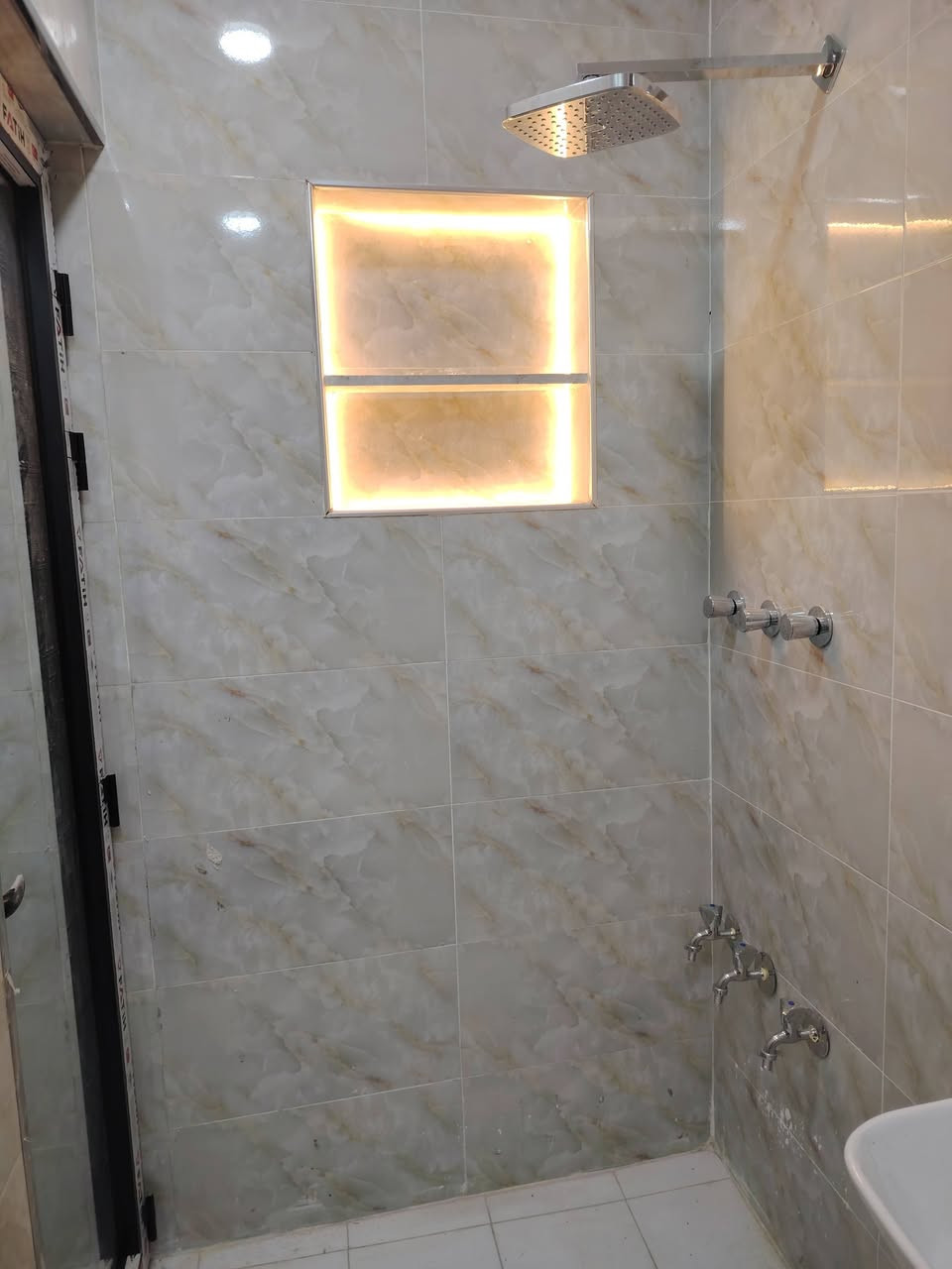 سلام عليكم
متوفر دار مساحة 80م للايجار في حي الاساتذه خلف الخط السريع
يحتوي على استقبال وحولي وغرفه نوم للطابق وحمام
واثنين نوم بالطابق الثاني وحولي وحمام لللاستفسار الاتصال على الرقم *********** واتساب متوفر
***********
