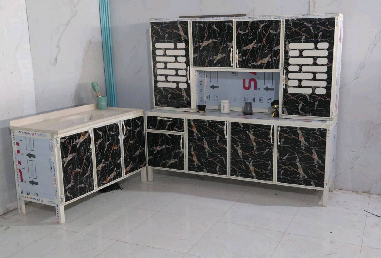 عندي مجموعة متنوعة من كاونترات المطبخ الجديدة بتصاميم وألوان مختلفة لتناسب جميع الأذواق. الكاونترات متوفرة بأشكال حديثة وعصرية ومواد متينة تضمن لك الجودة العالية والاستخدام الطويل. تتوفر بالألوان الأحمر، الرمادي، الأبيض والألوان الرخامية المختلفة التي تضيف لمسة من الأناقة إلى مطبخك.