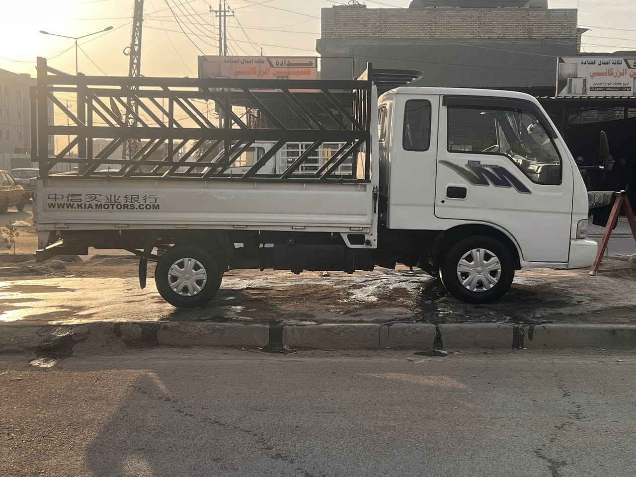 السلام عليكم كيه فونتير للبيع  سنويه مشروع وطني رقم ‏بغداد ￼مكفولة كير محرك اكسل شاصي كهربائيات حداديه السياره جاهزه 
السعر 57 وبيه مجال 
المكان// الحسينية
للاستفسار/ ***********
