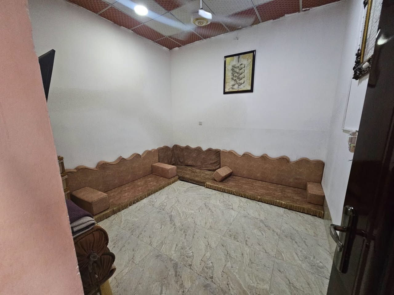 دار للبيع 100متر مربع الموقع 55, عتجاري يحتوي على 3غرف نوم وهول واستقبال ومطبخ ودرج داخلي وسعر مناسب نستعجل على البيع***********
