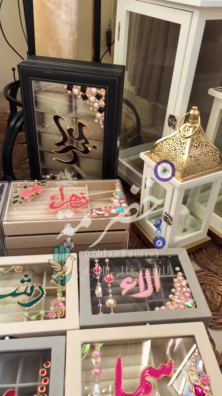 مجموعه بوكسات الاكثر طلبا القطعة مصنوعة يدوياً بعناية فائقة، مع الاهتمام بأدق التفاصيل لضمان الجودة والتميز.
أعمالنا تُصنع على نطاق محدود لضمان التفرد والهوية الخاصة بكل تصميم.
للطلبات والاستفسار، يرجى التواصل عبر الانستغرام أو الفيسبوك.
شاكرين دعمكم للأعمال اليدوية التي تحمل بصمة وذوقاً خاصاً 

#اكسبلور #رسم_على_الزجاج #خضرمة_بغدادية #خضرميات #خُضرمّة


**إذا كنت صاحب هذا الإعلان وتريد حذفه لأي سبب، رجاءا أرسل رسالة إلى الدعم الفني**