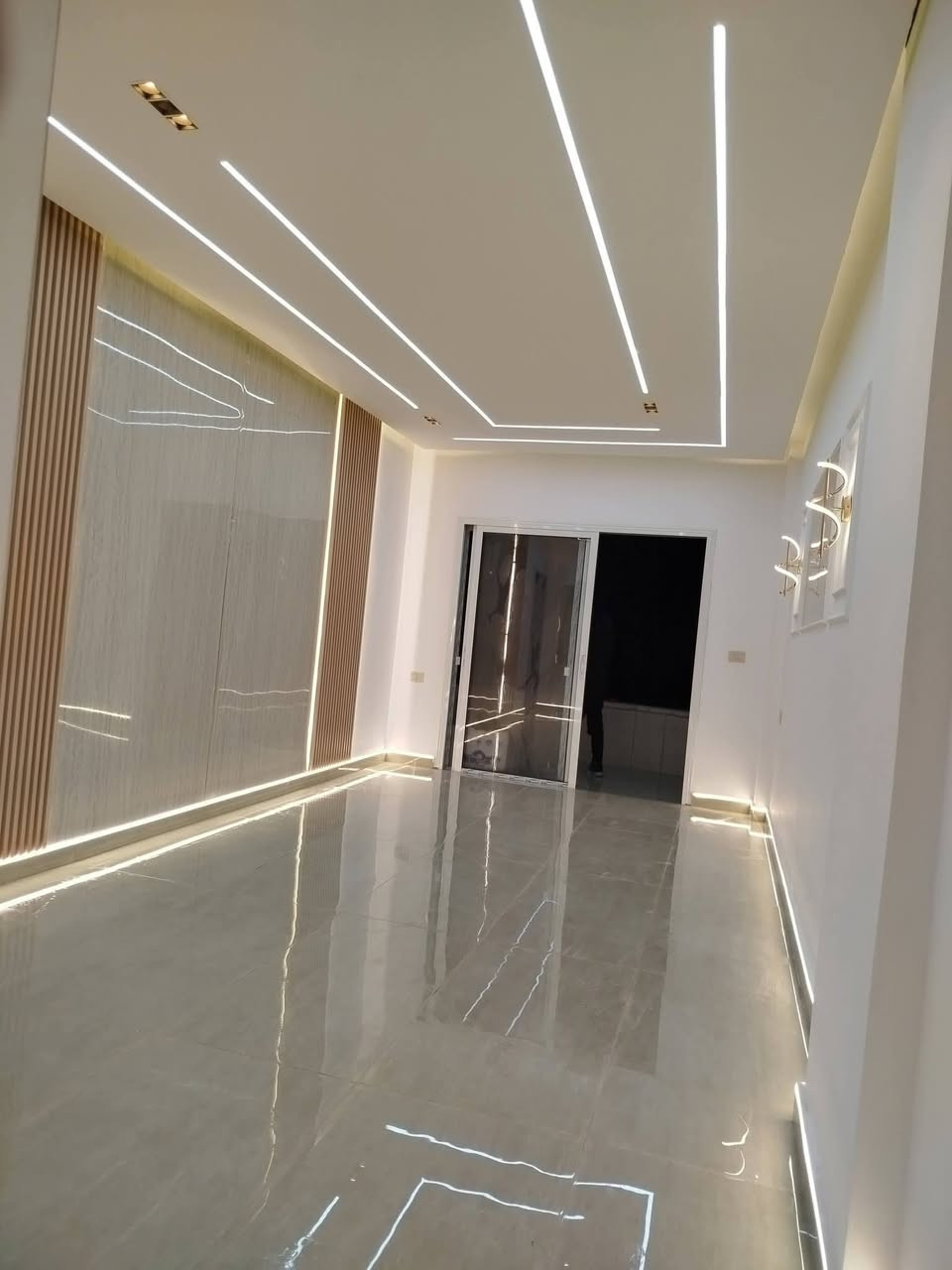 ✨ تنفيذ سقوف وديكورات عصرية بأعلى جودة ✨
إذا تحلم ببيت عصري، راقي، وإضاءة تفرق عن الكل…
إحنا نحول فكرتك إلى واقع 👌
🔹 نقدّم خدمات متكاملة من البداية للنهاية
✔️ تصميم ثلاثي الأبعاد (3D) قبل التنفيذ
✔️ سقوف ثانوية (جبسن بورد – لايت لاين – مخفي)
✔️ ديكورات جدران حديثة (خشب، مرايا، بدائل الرخام)
✔️ مطابخ عصرية بإضاءة احترافية
✔️ صالات، غرف نوم، مداخل، شقق ومحلات
✔️ تنفيذ نظيف + التزام بالوقت
💡 ليش تختارنا؟
✔️ شغل دقيق ولمسة فخامة
✔️ مواد أصلية وجودة عالية
✔️ تنفيذ حسب ذوقك وميزانيتك
✔️ تشوف التصميم وتوافق عليه قبل التنفيذ
📍 العنوان: بابل – شارع 60
📞 اتصال / واتساب: ***********
📩 راسلنا الآن وخلي بيتك يحچي عن ذوقك ✨
.
.
.
.
.
..
.
.
.
#ديكورات
#سقوف_ثانوية
#جبسن_بورد
#لايت_لاين
#ديكور_عراقي
#تشطيب_فلل
#تشطيب_شقق
#ديكورات_حديثة
#بابل
