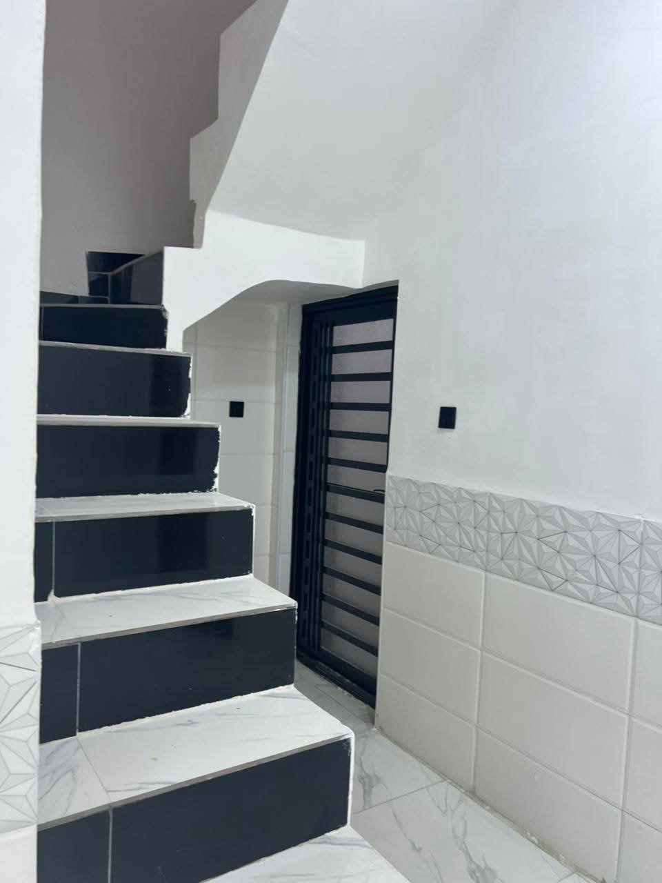 ياالله 🙏🙏
50 متر🏘️ 🏘️ 🏘️ عدد 2 متجاورات الموقع مقابل قرية الغدير شارع الصب #  يم السوك مباشر 🥥🍑🍎

سعر الواحد 23 💸💸
يحتوي غرفه وصاله ومطبخ معزول ومكشوفة وحمام 
للتواصل *********** وأتساب
