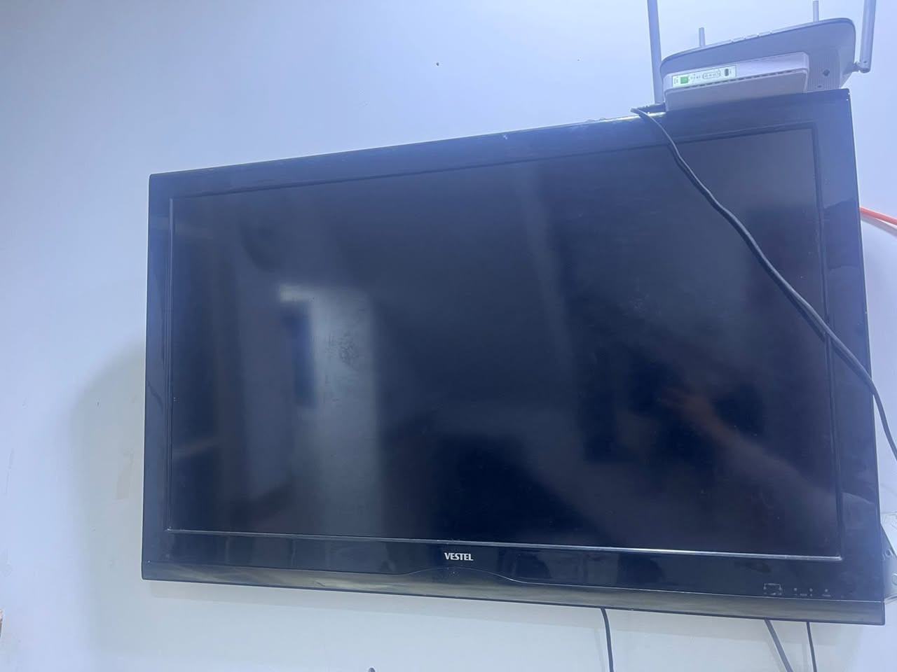 سلام عليكم شاشة حجم 43 تشتغل وشاشة حجم 55 عطلانة للبيع ثنينهن تواصل *********** مكان نجف
