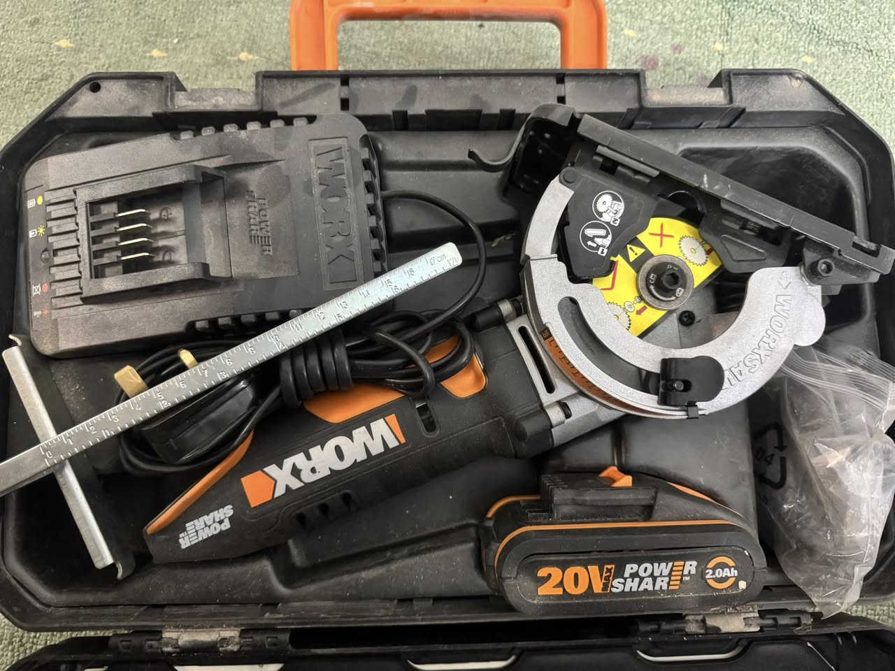 السلام عليكم من رخصة ادارة الكروب
كتر قرصي ميلوكي فارغ فحم 
منشار ترددي روبي جديد فارغ 
كوسرة سيراميك ورخام وركس 
تيغ منشار تردد ماكتا

توصيل موجود
 ***********
