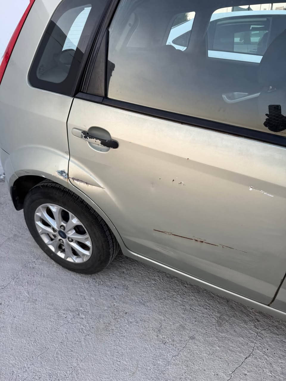 ***********
فۆرت فیگۆ ٢٠١٢
گیرو مەکینەو کارەبای بەشەرت رەقەمو ژینگەی ٢٠٢٣ بەسەر چوە 
سەقفی بۆیاغی نیە شوین شوینیش قۆپاوی هەیە چاک نەکراوە
وردە مەسروفیکی تیایە
سعری ٥٢ وەرەقەو مەجالیکی برایانە 💣
لە هەولیرم أربيل, العراق
