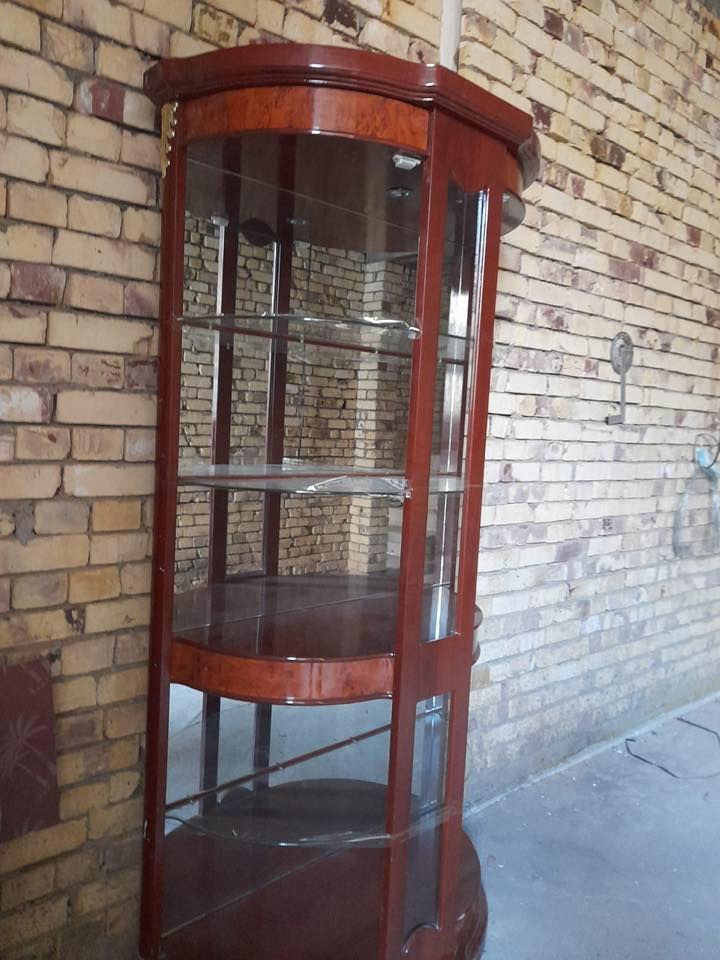 فاترينا للبيع نظيفة جداً اي ضرر مبيها البيع 150 مع المجال العنوان ام الخيل 
للطلب ***********
