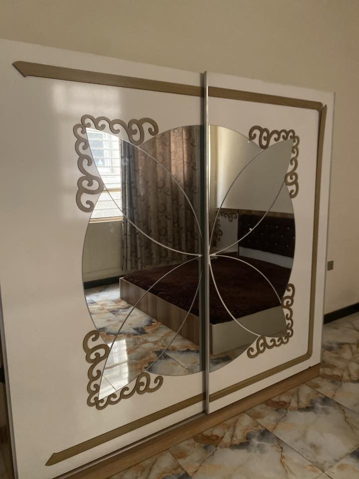 ثلااث غرف متكونه من  كنتور وميز تواليت وجربايه نفرين  نضيفات اخو الجديد سعر الغرفه الوحده 400 الف وقابل للتفاوض  للاستفسار اكثر   راسلني على هذا الرقم ***********
