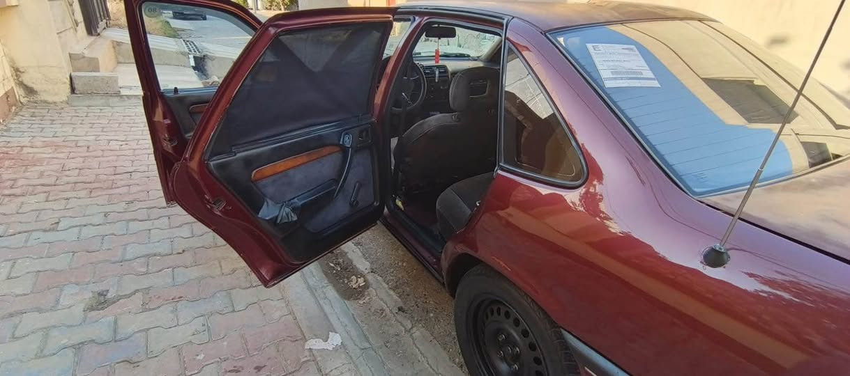 سلام عليكم شباب أوبل فيكترا 92البيع 
سياره بسمي سنويه لحد 2028 
مكينه 18 كير اوتو ماتيك 
كير و مكينه بشرط
و حداديه كل جديد 
باركود بنزين موجود وياه 
سياره مكفوله من ضربه او خياس 
اي بي اس جامات كدام كهرباء 
و سياره واضحه بل صوره هم 

سعره 48 بي مجال بسيط
استفسار والاتصال على هاذا الرقم
رقم هاتف *********** كركوك, العراق
