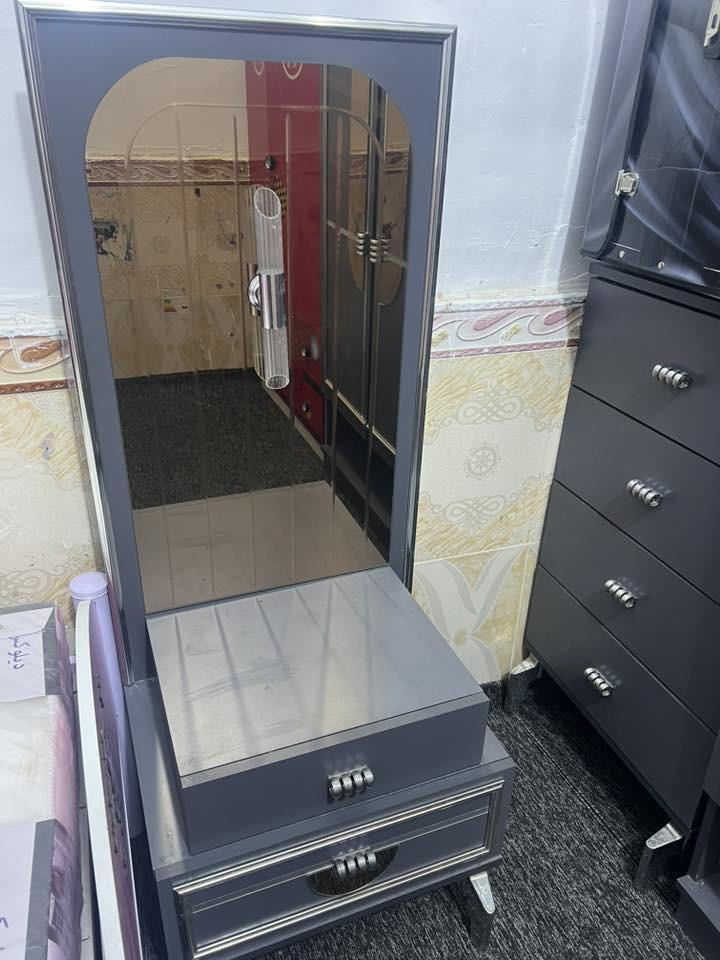 غرفة 10 قطع خشب ثقيل تركي صبغ حراري لون رصاصي 
متكونه من 
كنتور تلاث خانات مع ملحق خانه رابعه
جربايه بيها مخزن هيدروليك جواها مقسم اربع اقسام 
مخزن طرابزون للاحذيه ملحق مع الجربايه 
جرار جربايه جانبي عدد 2
ميز مرايه بي ثلاث جرارات وبابين
كرسي لميز مرايه
مرآة ارفاع 160 عرض 40 مسنوده بالاسفل عجلات سهولة الحركه
مخزن يحوي اربع جرارات 
نظافة الكنتور 70٪ نظافة البقية 100٪
مفتوحه ومشدوده مره وحده 
اشتريتها العام بمليونين وهسه عارضها ب400 قفل 
*********** واتساب
