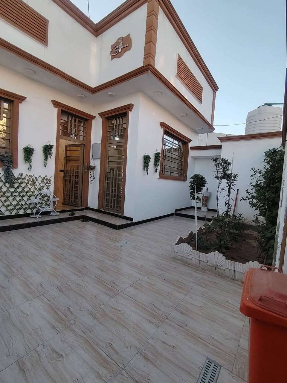 ​🏡 بيت للبيع في البصرة - أبي الخصيب 🏡
🏷️ فرصة مميزة للسكن أو الاستثمار في كوت الحمداني!
​📐 تفاصيل العقار:
 :: للاستفسار:***********
​المساحة: 200 متر مربع.
​نوع الملك: صرف زراعي عراقي (نموذج 25) 📄✨.
​🏛️ يحتوي المنزل على:
​🚗 كراج سيارة واسع.
​🌳 حديقة خارجية للملتقى العائلي.
​🛋️ استقبال ضيوف فخمة.
​📺 صالة داخلية واسعة.
​🍳 مطبخ بتصميم مريح.
​🛏️ غرفتين منام (نوم) مريحيتين.
​🚿 صحيات داخلية + صحيات خارجية 🚽.
​🪜 مصعد درج مجهز بالكامل.
​☀️ مناور عدد (2) لإضاءة وتهوية طبيعية ممتازة.
​📍 العنوان والموقع:
​🗺️ البصرة - قضاء أبي الخصيب - منطقة كوت الحمداني.
​💰 السعر:
​💵 118 مليون دينار عراقي (قابل للتفاوض طبعاً) 🤝.
​📞 للاستفسار والتواصل المباشر:
​📱 يرجى الاتصال على الرقم: ***********
​💬 أو مراسلتنا مباشرة عبر الواتساب على نفس الرقم.
