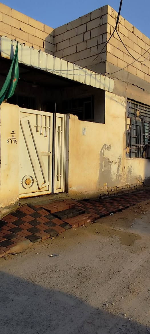 بيت للبيع في طويريج/ حي الجمعية / الزراعي/ شارع أصحاب الكساء ركن مساحه 120م طابق واحد مع غرفه في الطابق الثاني شارع تبليط ماء كهرباء مجاري
السعر 70 وبي مجال 
للاستفسار الاتصال على الرقم ‏‪***********‬‏
