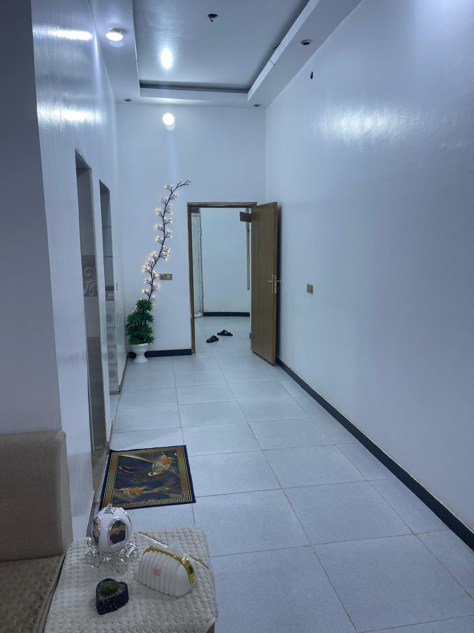 السلام عليكم دار للبيع مساحه 200 م حي الشرطة الصوب الصغير بناء حديث  مكون من 2 غرفه مطبخ وصاله واستقبال ومجمع صحي خارجي وداخلي البناء عكاده مطلوب 25 للاسكان هاي كل تفاصيل البيت والسعر 127 بي مجال بسيط للاستفسار ***********
