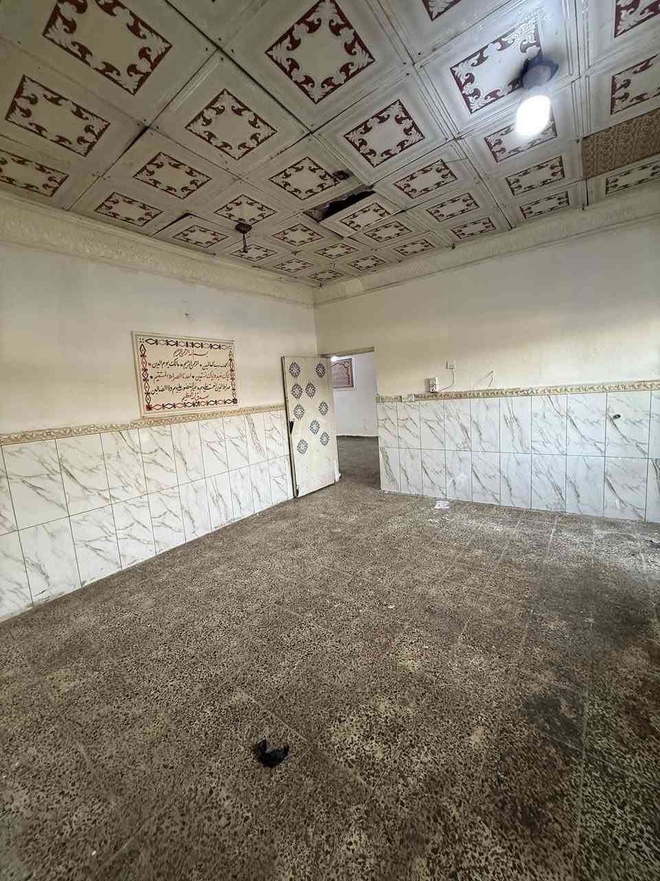 السلام عليكم بيت مساحه 150 متر غرفه نوم واستقبال ومطبخ وحولي وكراج يجار 350 أبو دشير شارع الضغط مقابل أسواق بيت جدو ***********
