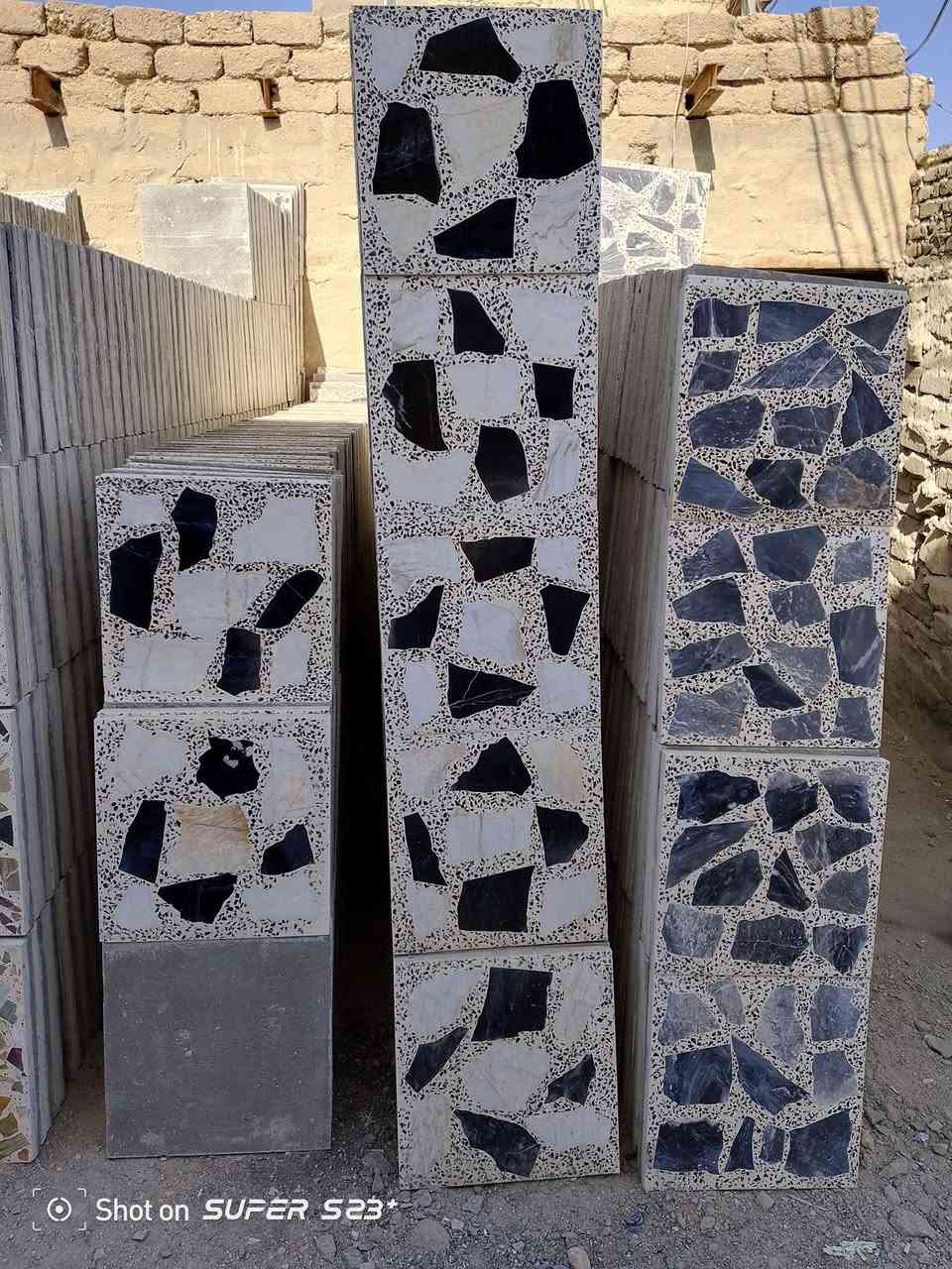 يوجد لدينا اجود انواع الكاشي من المرمر والموزائيك والجلي الجاهز والجلي الموقعي للتواصل على الصفحه او الاتصال او في واتس اب ***********
