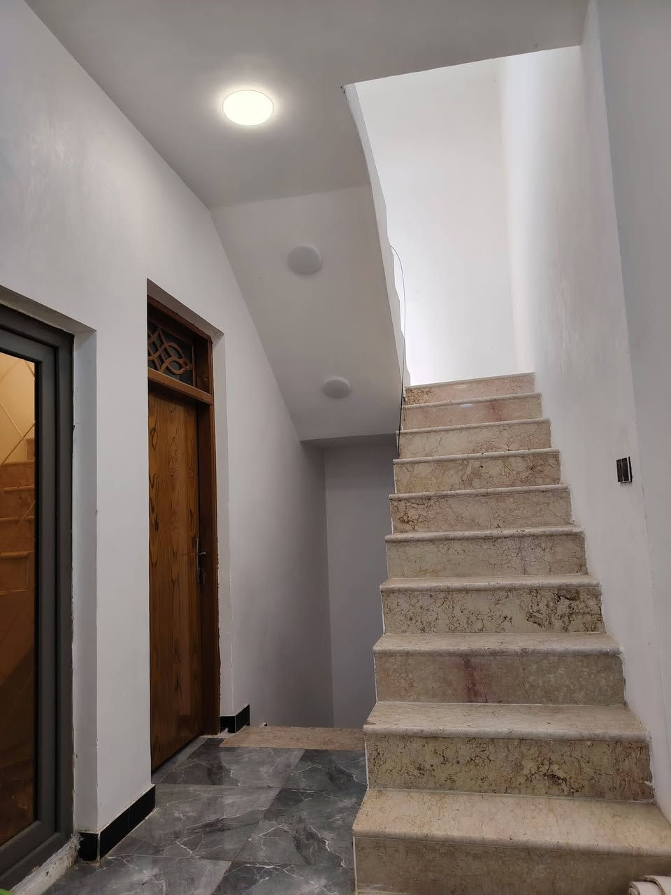 البيت للبيع 📍
مساحه 150متر 
حرف L
يتكون البيت من .... 
عدد الغرف 4
استقبال 
صاله عدد 2
مطبخ 
صحيات عدد 3
اساس البيت صب كونكريت مسلح (رفت)
البيت درجه اولى 
بناء البيت سنه 2024
للاستفسار ***********
او تواصل خاص
