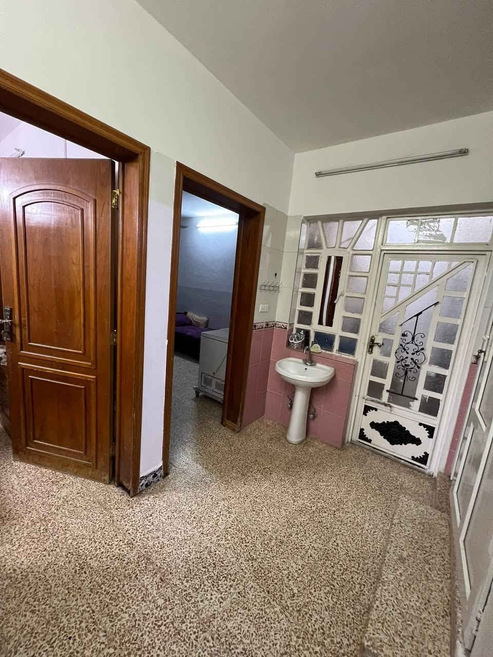 السلام عليكم بيت 150متر للبيع واجهة 7.5 عمق 20ملك صرف 

الموقع:حي العامل خلف جامع الأغوات 

استقبال+مطبخ+هول+صحيات +غرفتين+بيتونه8امتار 

لتفاصيل اكثر اتصل عل رقم

***********
